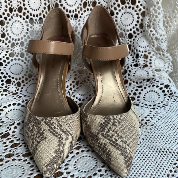 Vntg High heel by BCBGeneration color beige textured w/clasp strap, size 8.5” - Picture 5 of 8